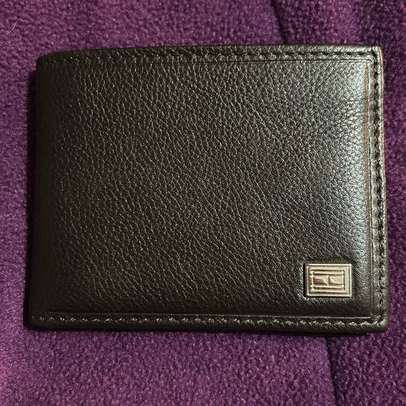 NWOT Tommy Hilfiger Wallet - Dark Brown - Picture 1 of 5